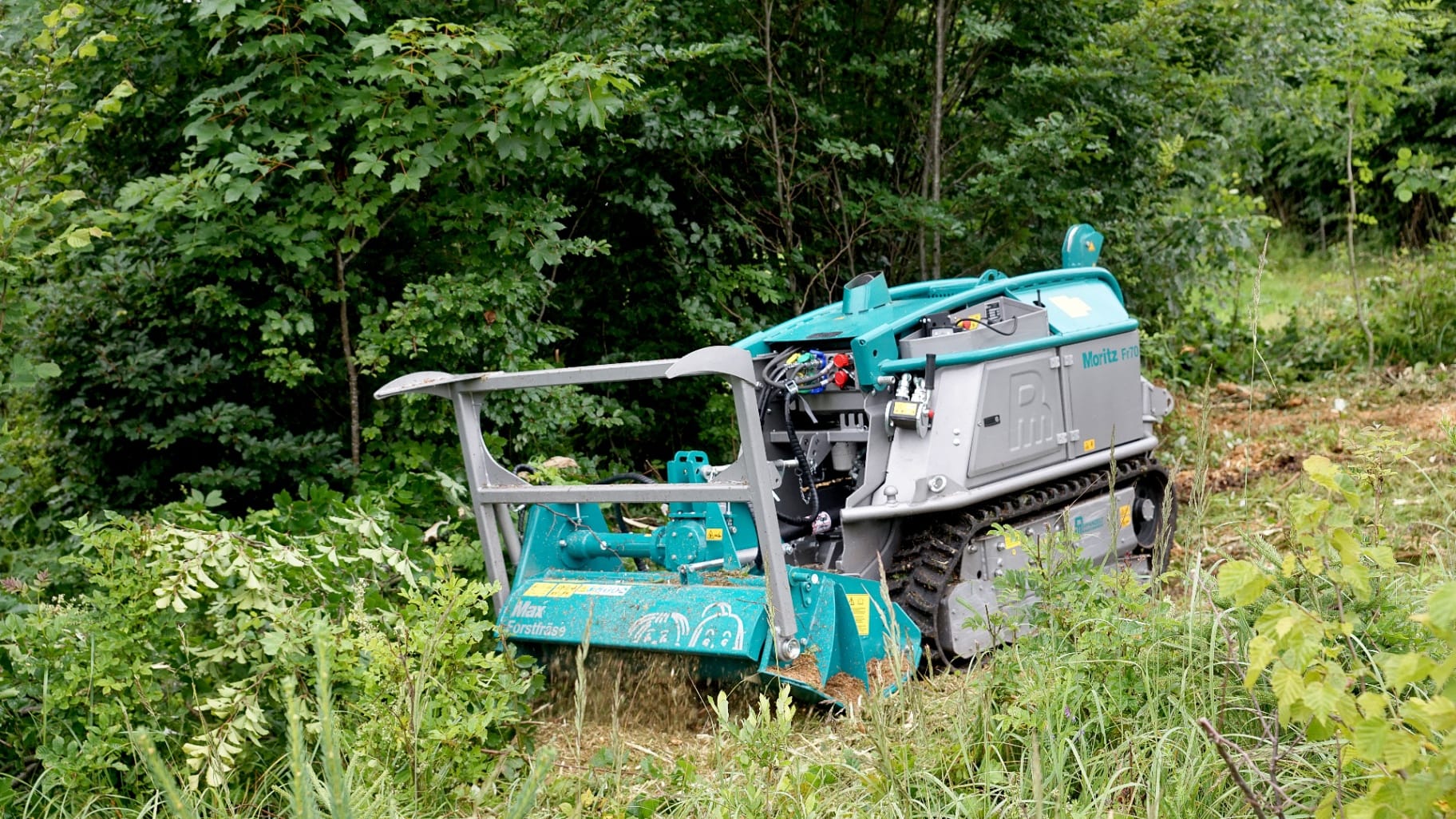 Mulcharbeiten mit der Forstraupe auf großer Freifläche